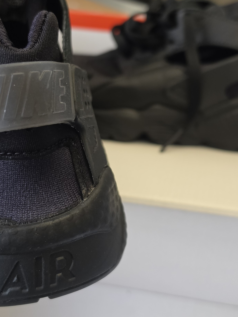 Nike Air Huarache "Triple Black / Anthracite" - Picture 4 of 12